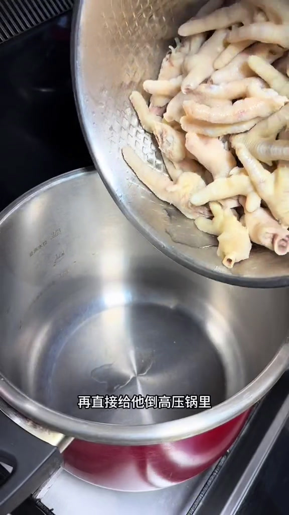 今天烧的梅干菜鸡爪软烂易脱骨,又香又入味真的特别好吃!我的厨房日记梅干菜烧鸡爪做法鸡爪家常