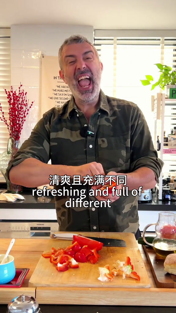 炎炎夏日,自制原汁原味的西班牙番茄冷汤一碗冰凉的番茄冷汤配上新鲜蔬菜和脆面包片,是怎样的一