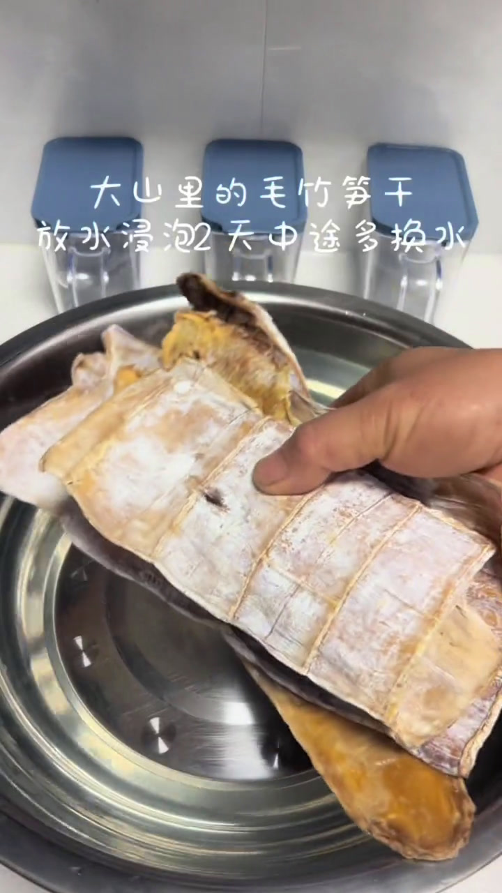 如果不知道吃什么菜,告诉你笋干炒肉,真的好吃又下饭,农村才有的东西竹笋家乡的美味
