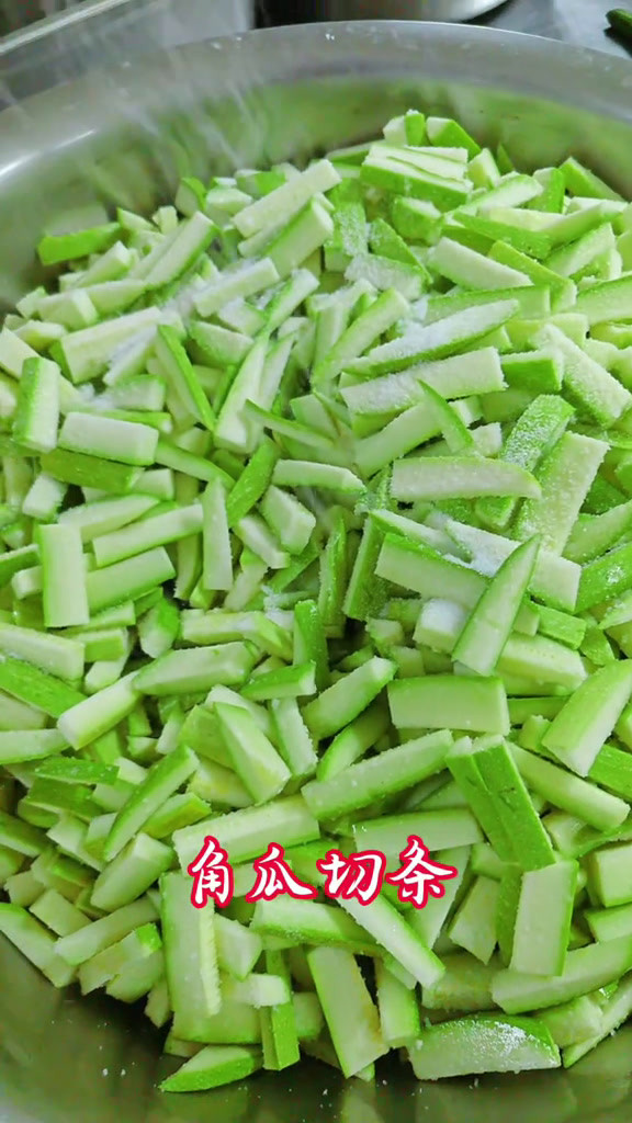 剁椒茭瓜制作教程公司食堂员工餐大锅菜食堂工作餐员工餐剁椒茭瓜制作教程