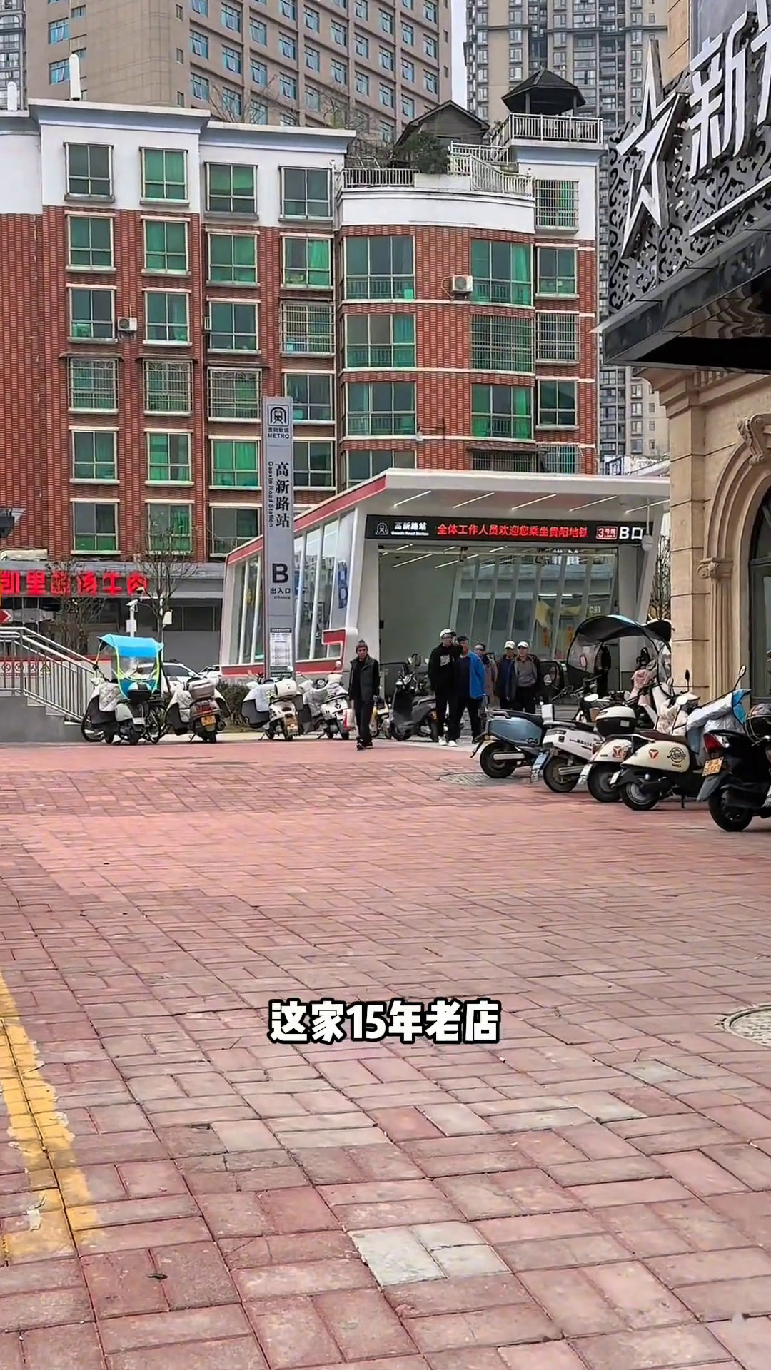 乌当区这家猪肚包鸡上了,大人小朋友都合适,双人餐88超级划算,而且甜汤水果都是自助。猪肚鸡