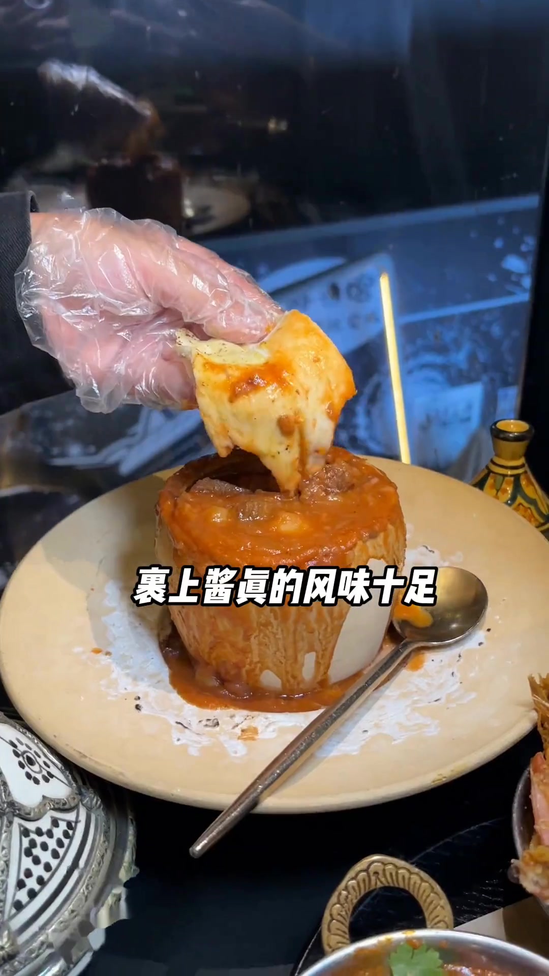 来春熙路太古里这家苏坦·中东料理可千万不要错过了,168就能吃到2-3人餐,火焰瓦罐炖牛肉