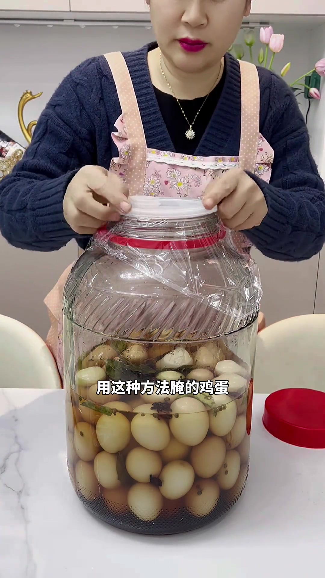 过后,家里鸡蛋太多来不及吃又怕坏的姐妹们,可以按这个方法腌制咸鸡蛋,我这里90个鸡蛋,用了
