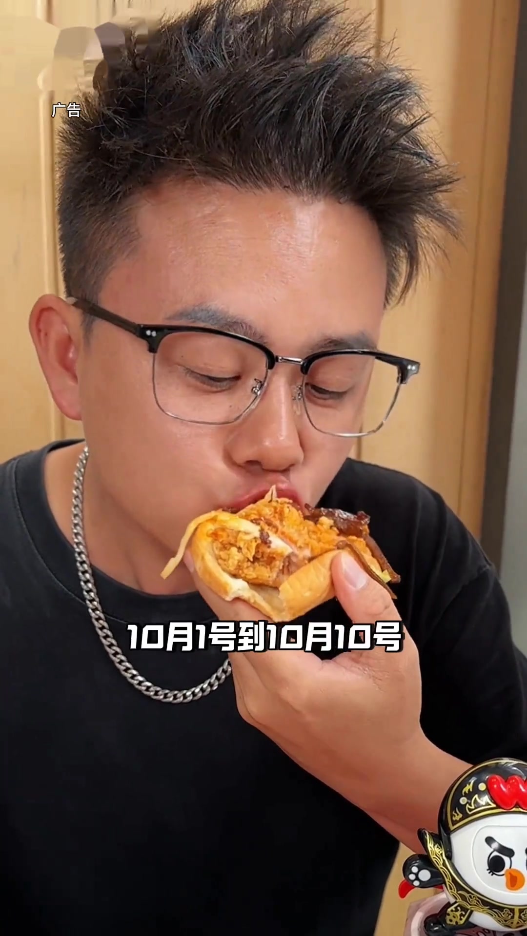 华莱士上新了熊猫和和和鱼香肉丝堡去哪儿都要吃汉堡华莱士闯进变脸赛道