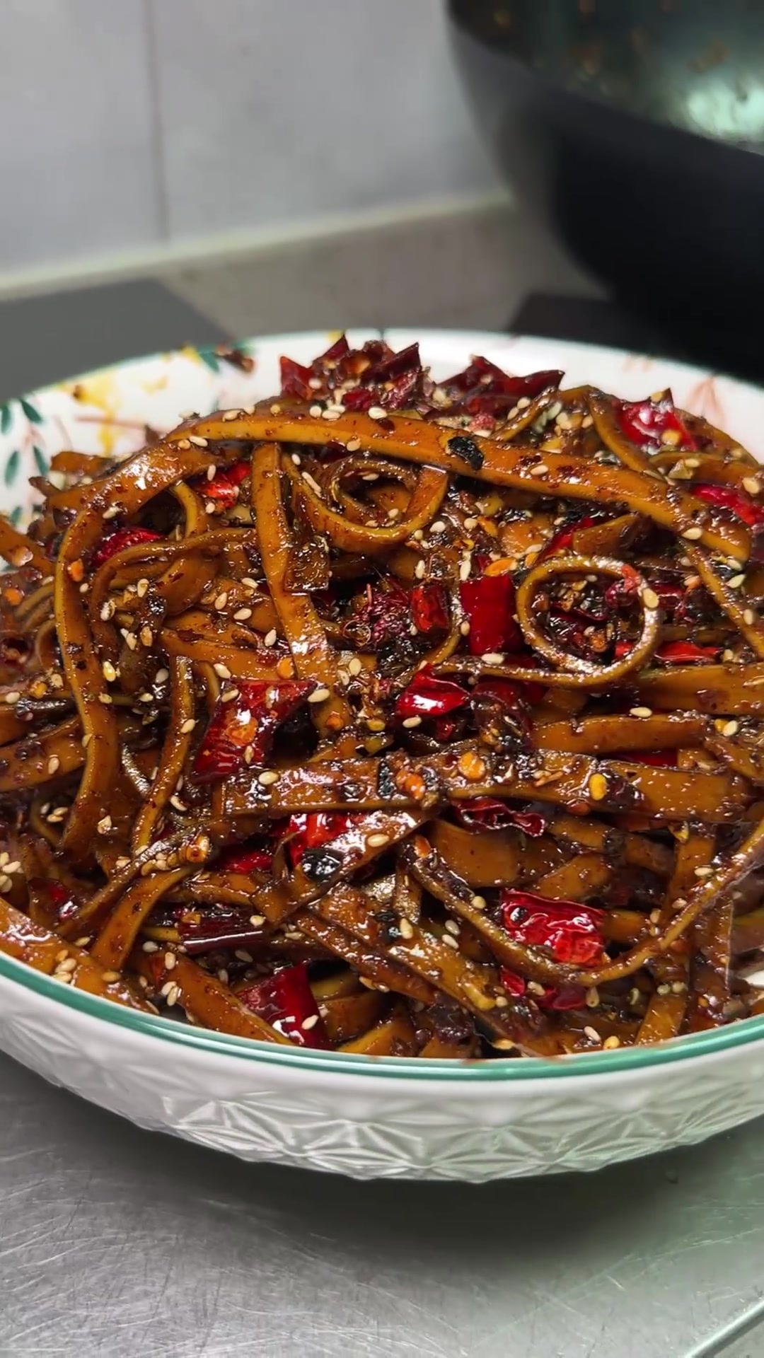 麻辣豆腐干自己做了一个追剧小零食,姑娘女婿都说好吃!这个豆腐干太有嚼劲了,真的像牛皮!美食