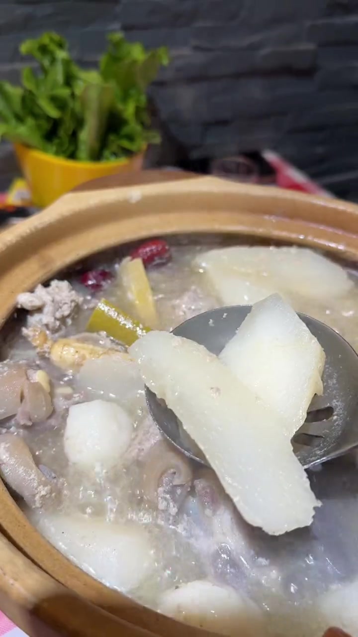 附近,149足足有三斤黑山羊肉,秋冬季吃羊肉煲暖暖身,太合适了!冬天就适合吃火锅冬季暖胃美