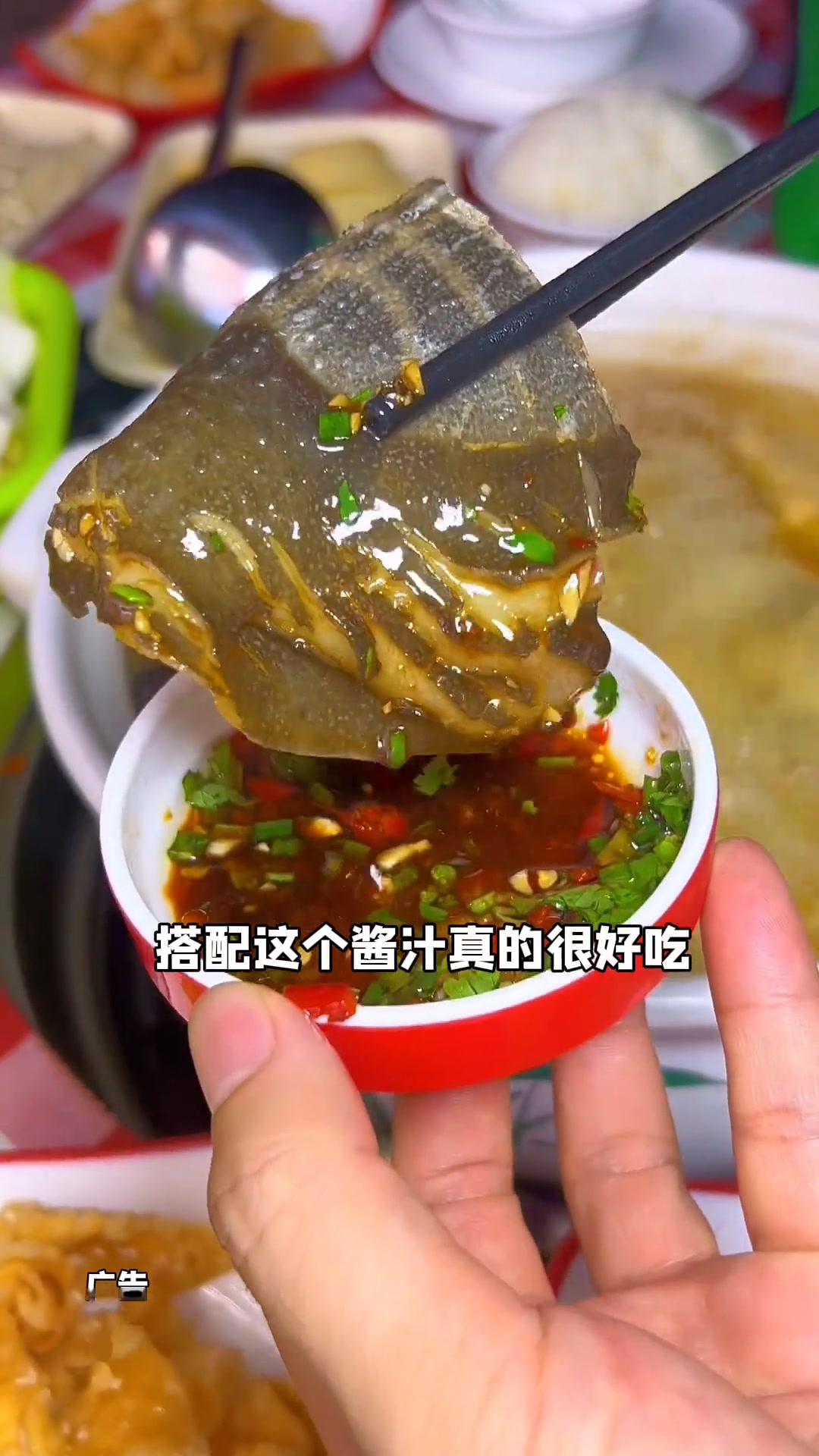 一只甲鱼、一只鸡还有几个配菜,不到100块,而且青菜还可以续同城好店好吃不贵一鸣甲鱼鸡煲中