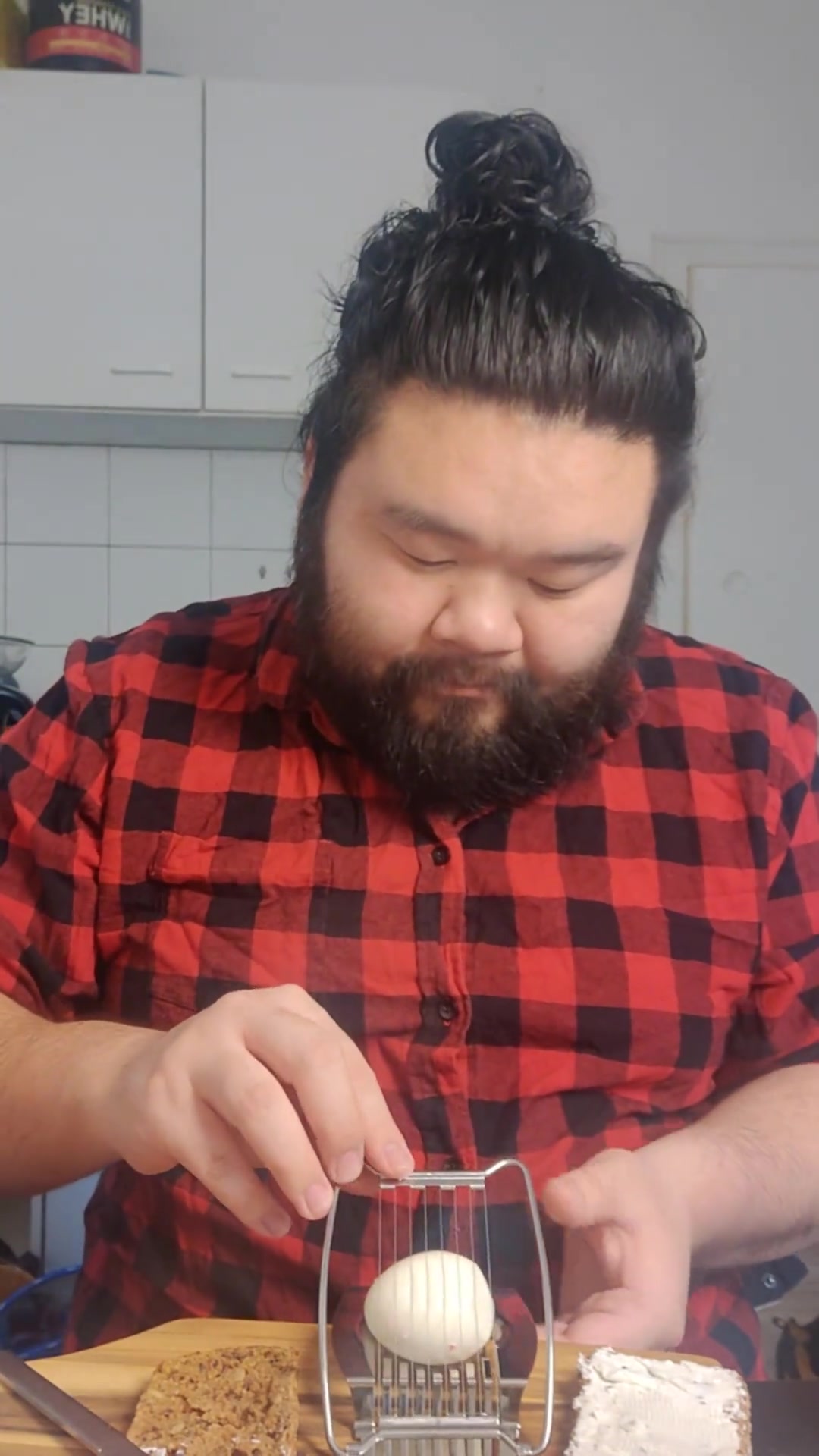 德式早餐,高蛋白黑麦面包配纯素杏仁抹酱