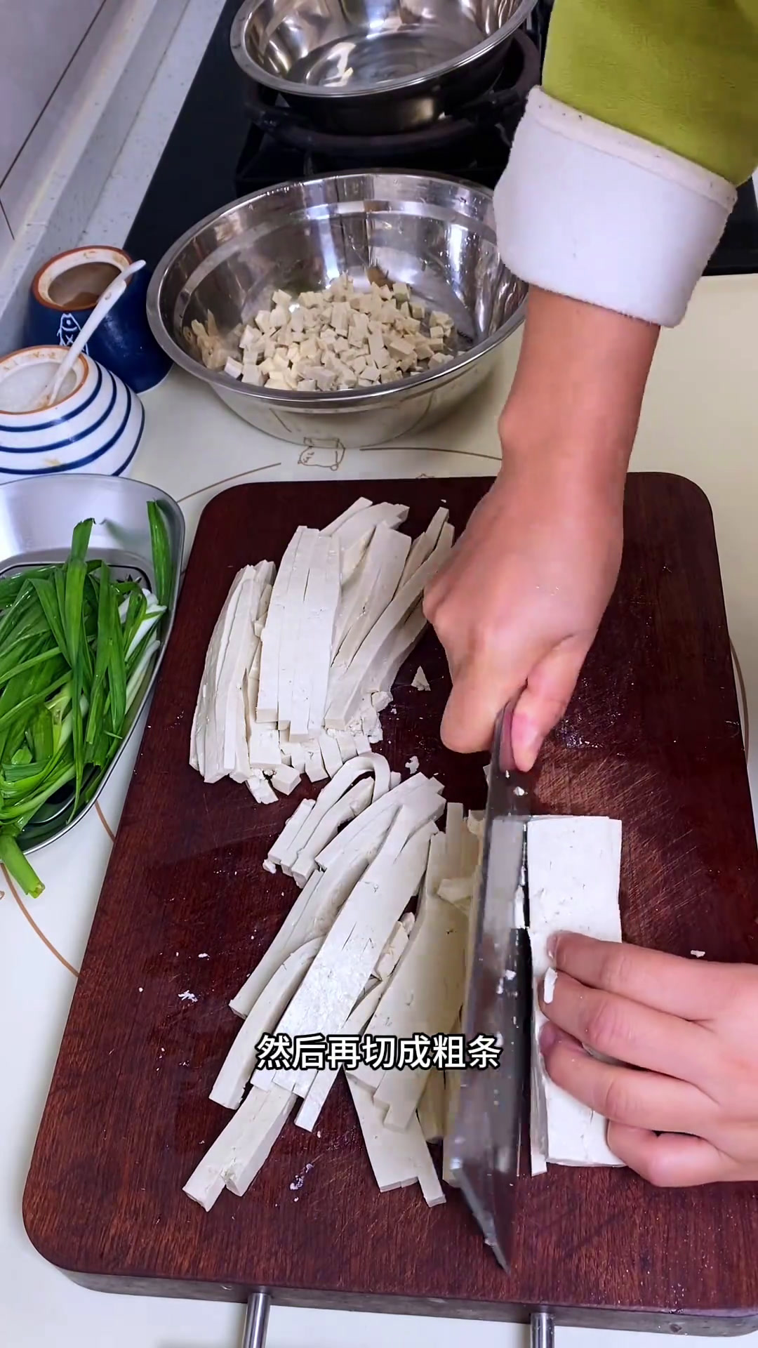 用一块老豆腐蒸了一锅麻辣豆腐包子,吃着过瘾滴很麻辣豆腐包子妈呀太香了包子出锅了