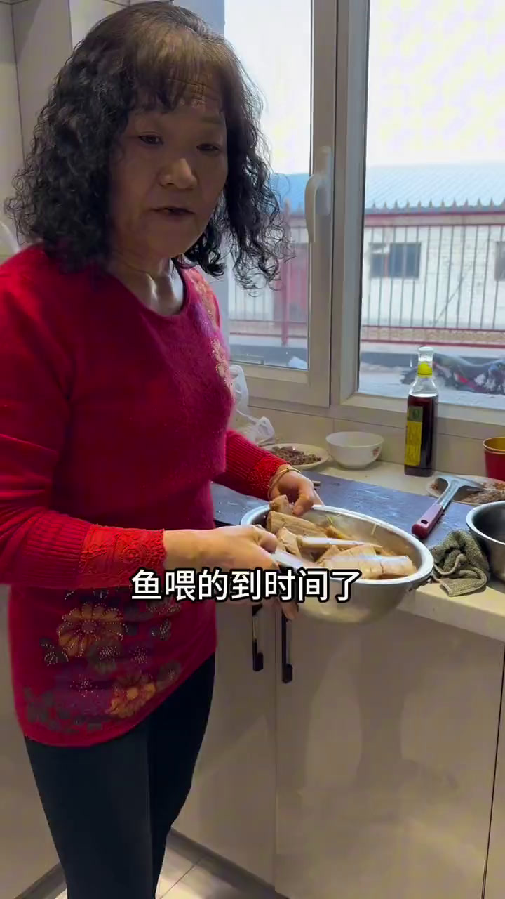 第152集愉快的周末相聚金妈准备了香香的红烧带鱼炖猪骨头等一大桌子好菜红烧带鱼家庭聚餐爱生