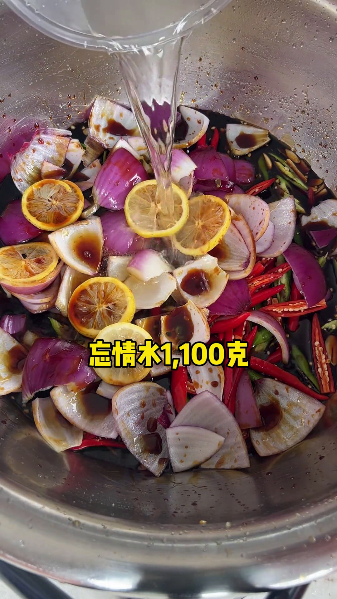 只要你学会了这个柠檬酸辣鸡爪制作,你也可以回去摆地摊做泡爪柠檬鸡爪特色小吃记录摆摊真实生活