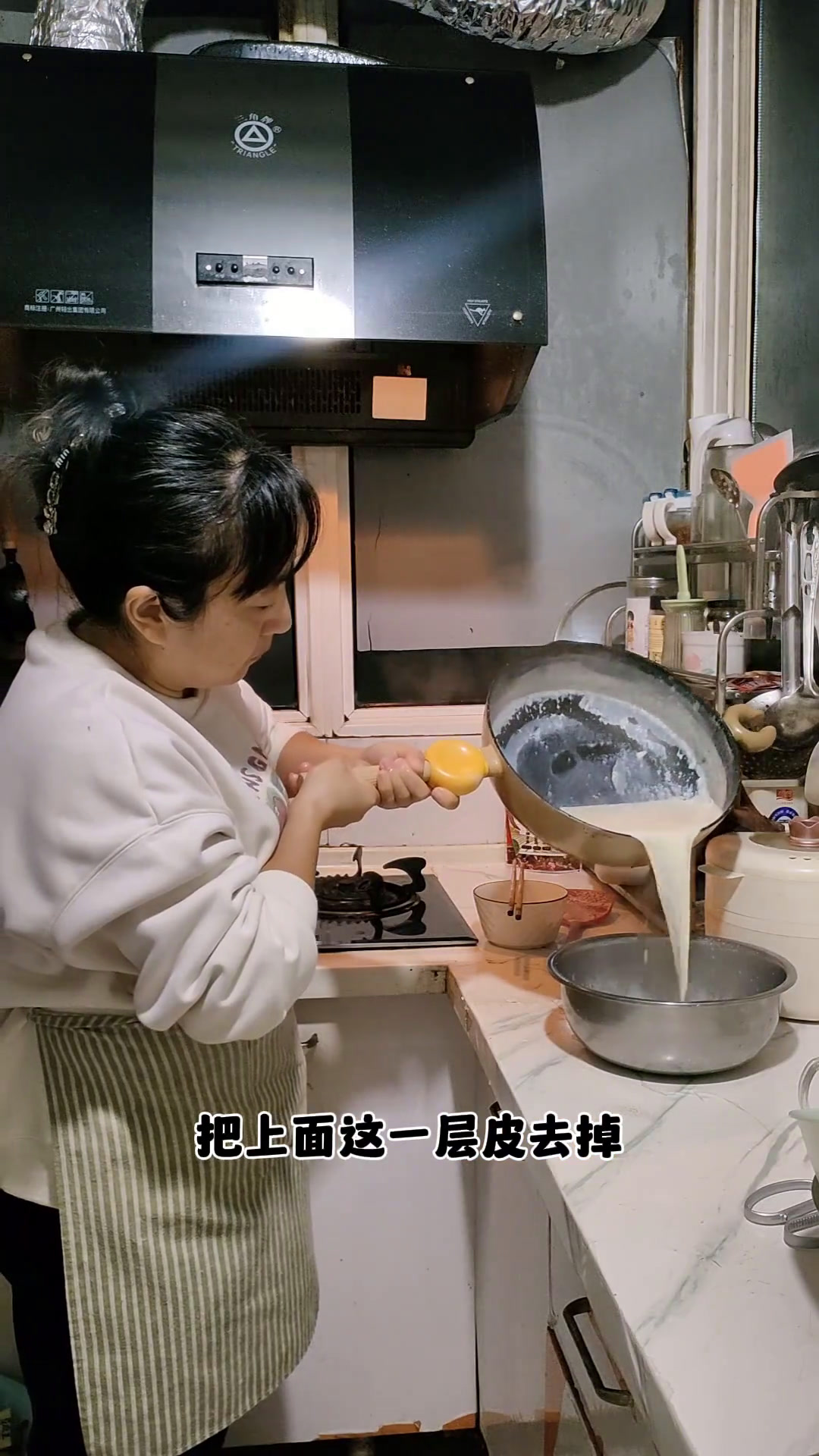今天给孩子们做了他们爱吃的豆腐脑,天冷了吃一碗热腾腾的豆腐脑,上学路上也就不冷了记录真实生