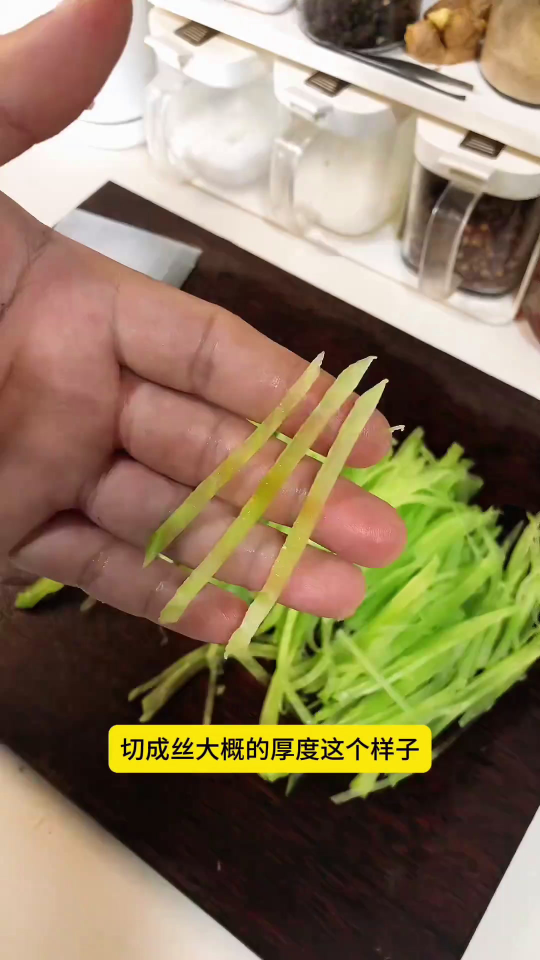 三种调味料做白油莴笋肉丝,像翡翠一般的颜色,巨下饭!我的厨房日记自己动手做美食日常做饭分享