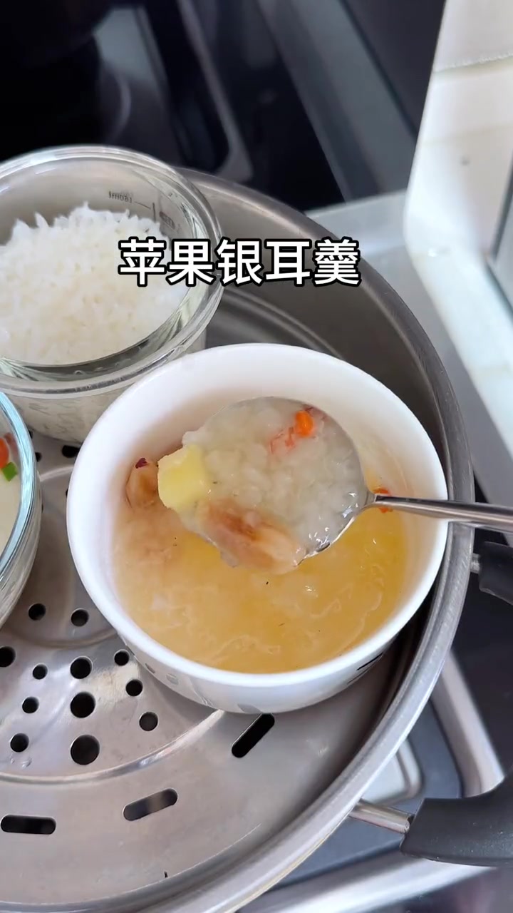 17个月宝宝午餐,软嫩好咀嚼的山药蒸肉饼,苹果银耳羹和软米饭,简单营养一锅蒸