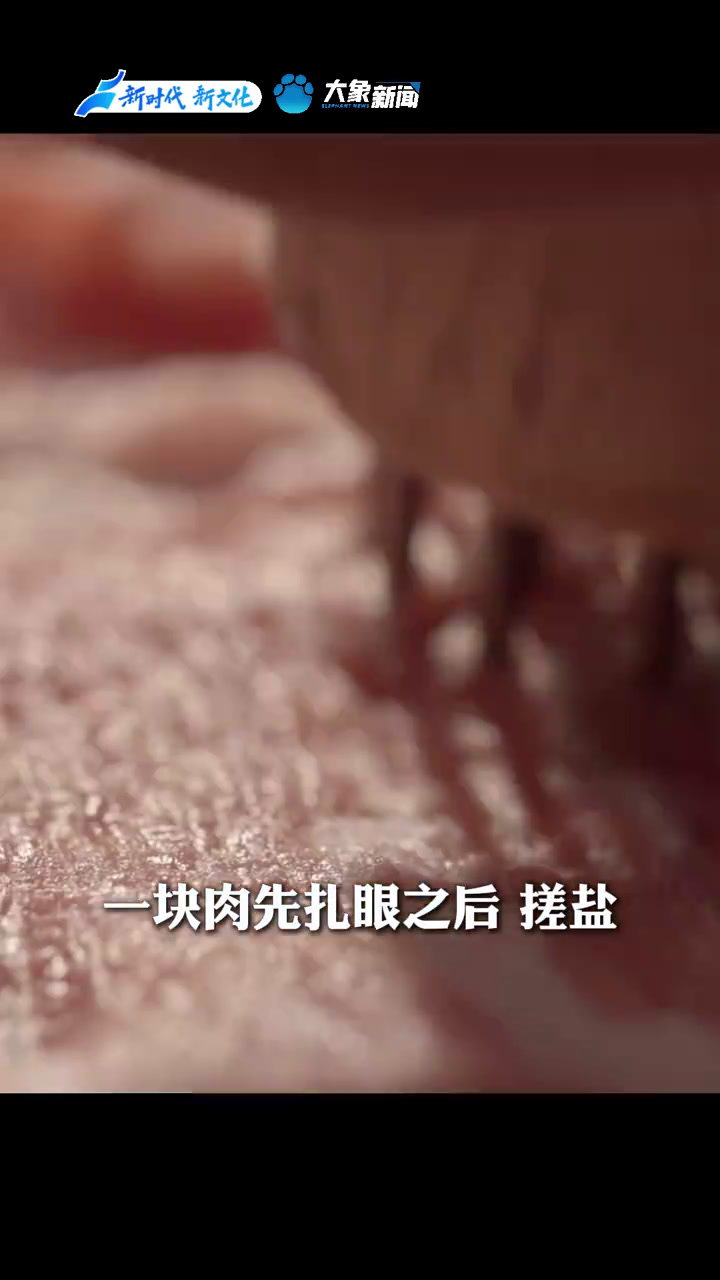 到了老北京就要吃宫廷菜!好吃又好看说的就是这道菜了——菊花炉肉热锅,精美的景泰蓝器皿,金黄