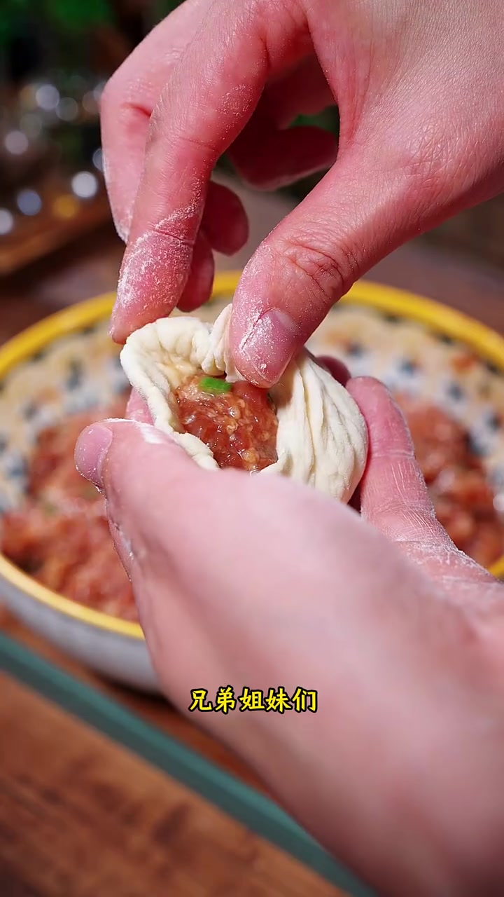 一口爆汁的家庭版小笼包做法,既不用揉面,也不用擀皮,新手小白也能轻松搞定,蓬松宣软!