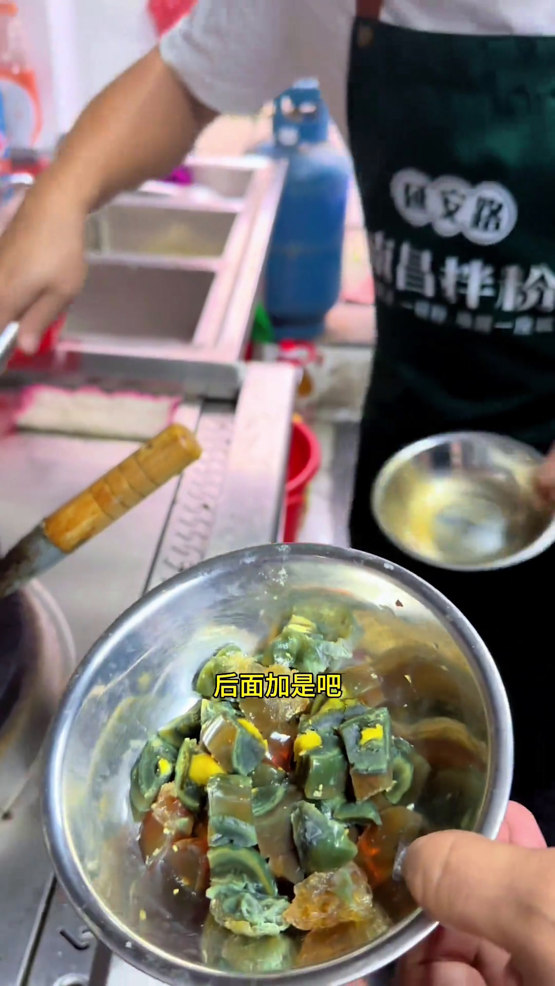陈哥很自信他的江西啤酒鸭加皮蛋炒粉,可以号称炒粉中的教科书级别,他说不会炒粉的朋友可以以备