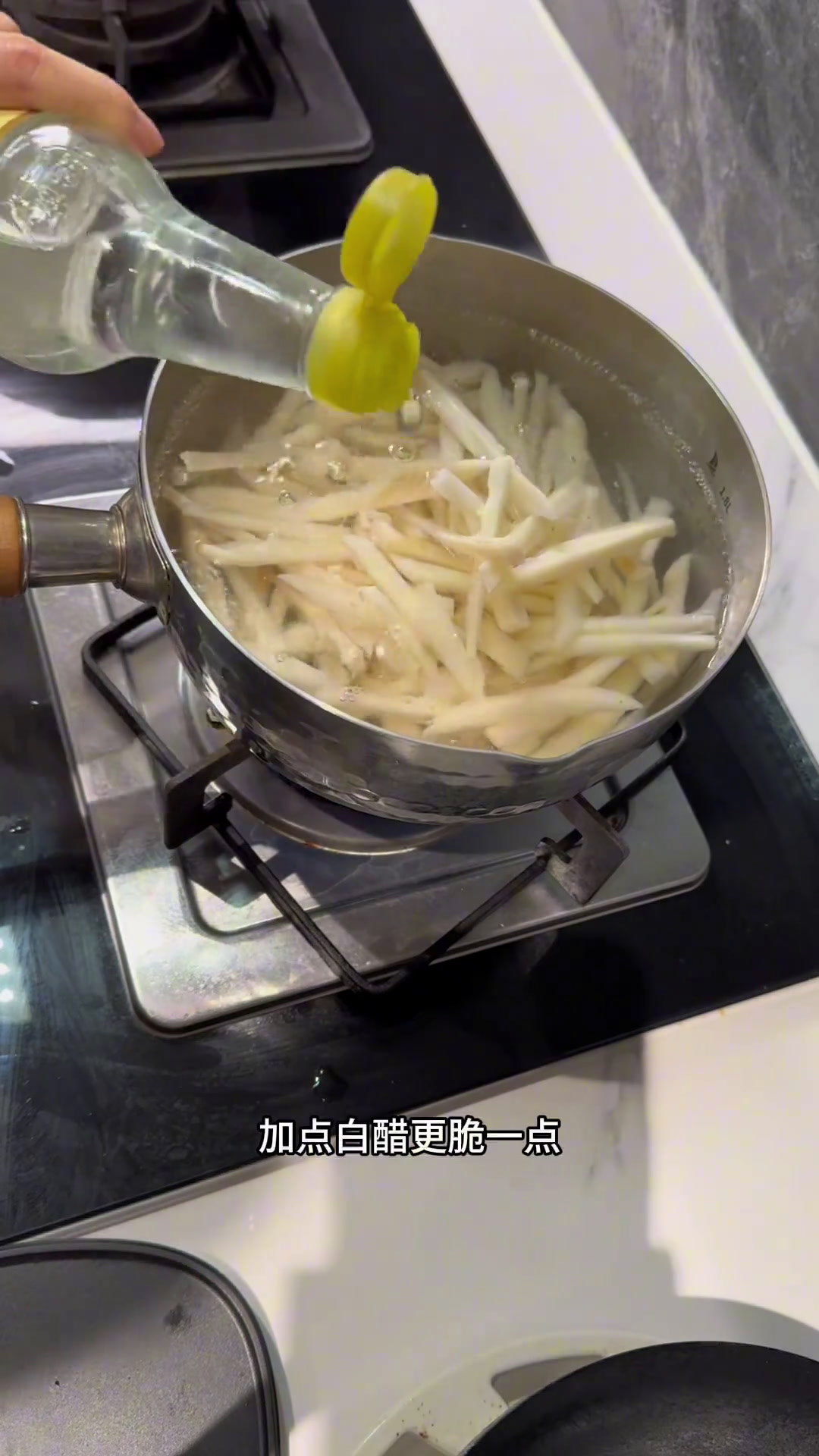 小炒藕条一定要试试,吃过就忘不了这个藕条不是一般的味道,带点焦糖味很有风味,辣的不辣的都好