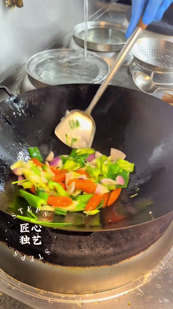 《酒酿千层猪耳糕》制作方法:新鲜猪耳朵烧毛清洗干净加入葱姜花雕酒沸水打血沫备用把香料蔬菜全