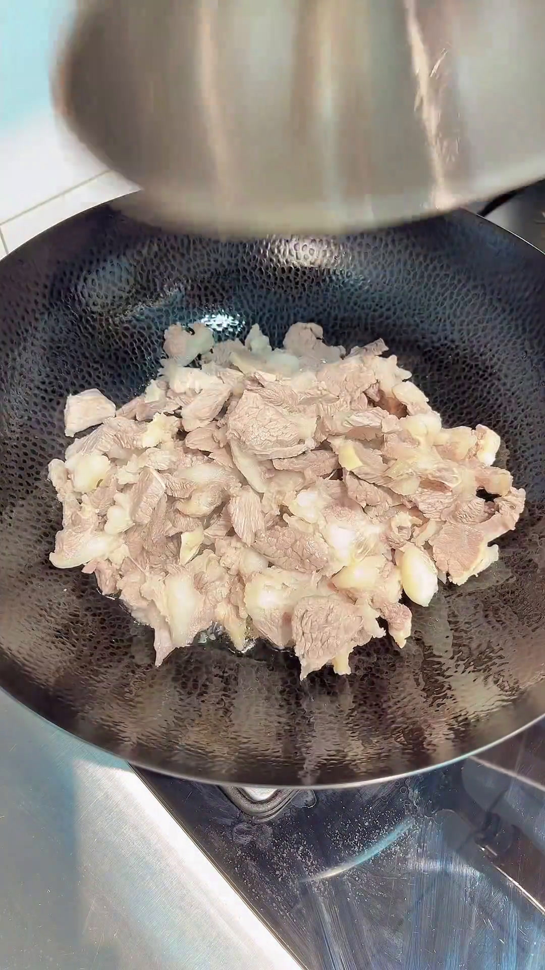 牛肉小锅子我们家的心头菜!小火锅边煮边吃着,暖呼呼的～天儿冷吃点啥安徽人的牛肉小锅子