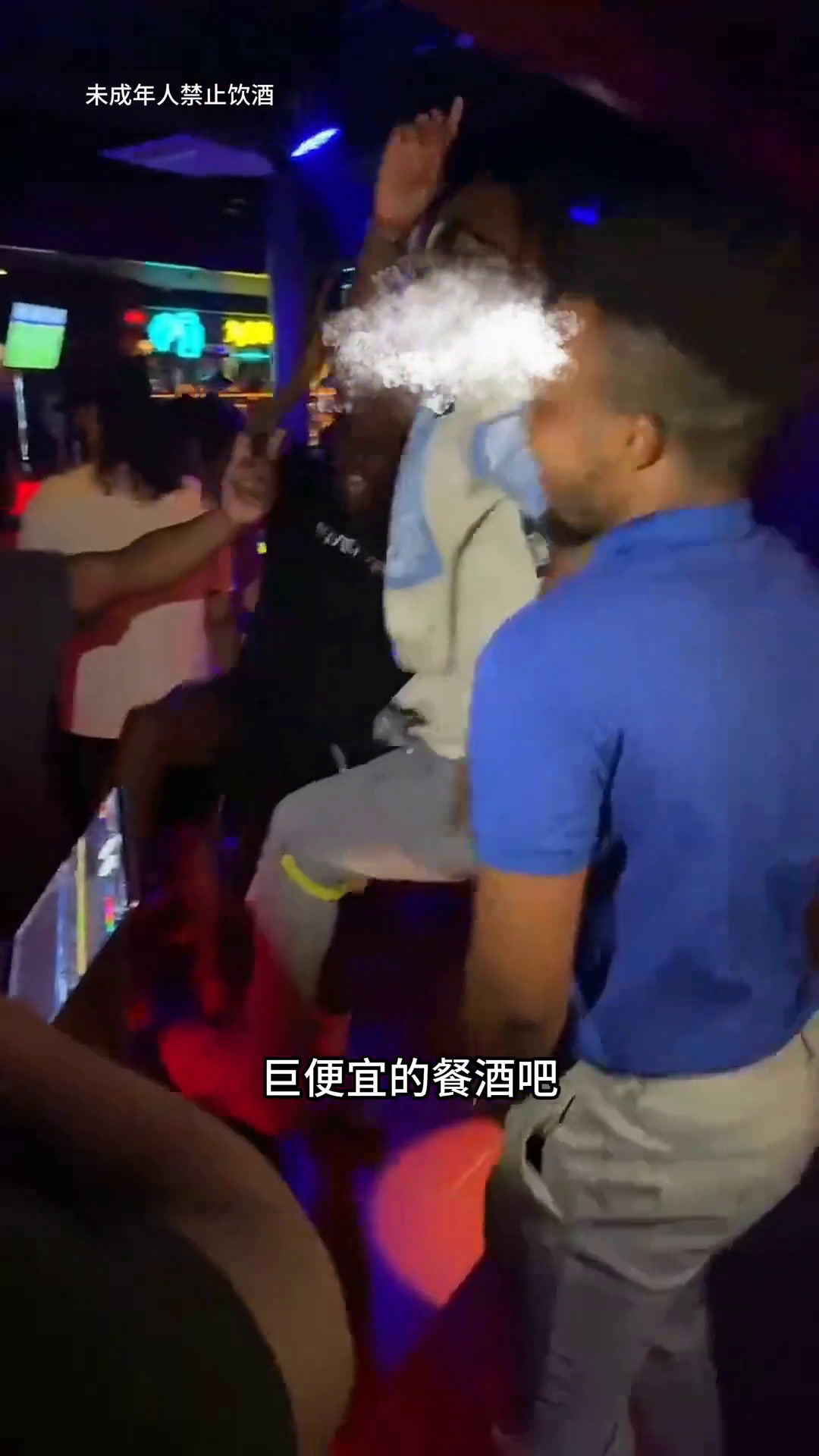 昆明有家气氛超好的餐酒吧～么哈MOJAR!不仅酒水小吃便宜,而且还有DJ打碟和超多人跳舞!
