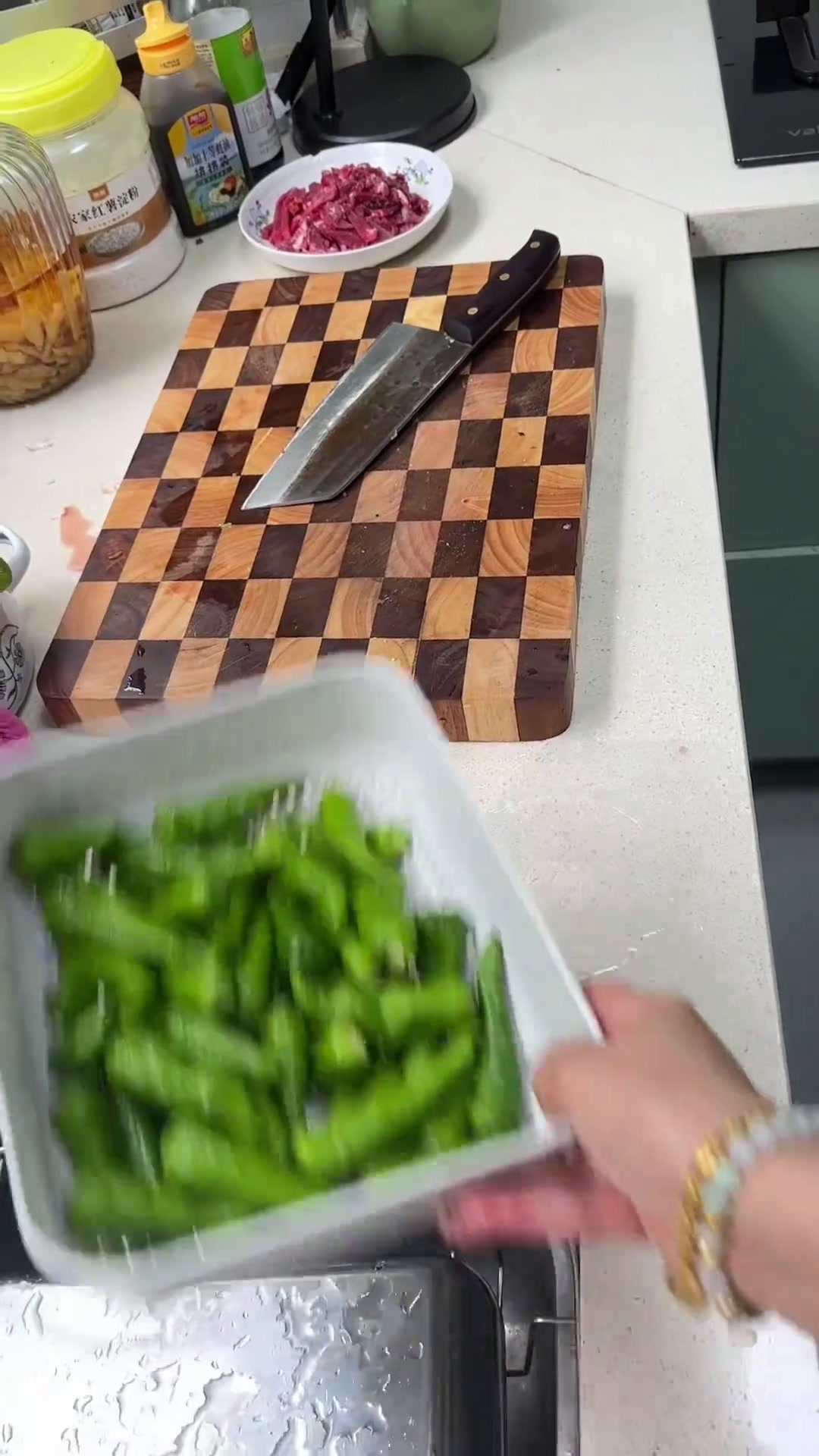 中午给家人做了,青椒炒牛肉,素炒茄子记录真实生活家常菜