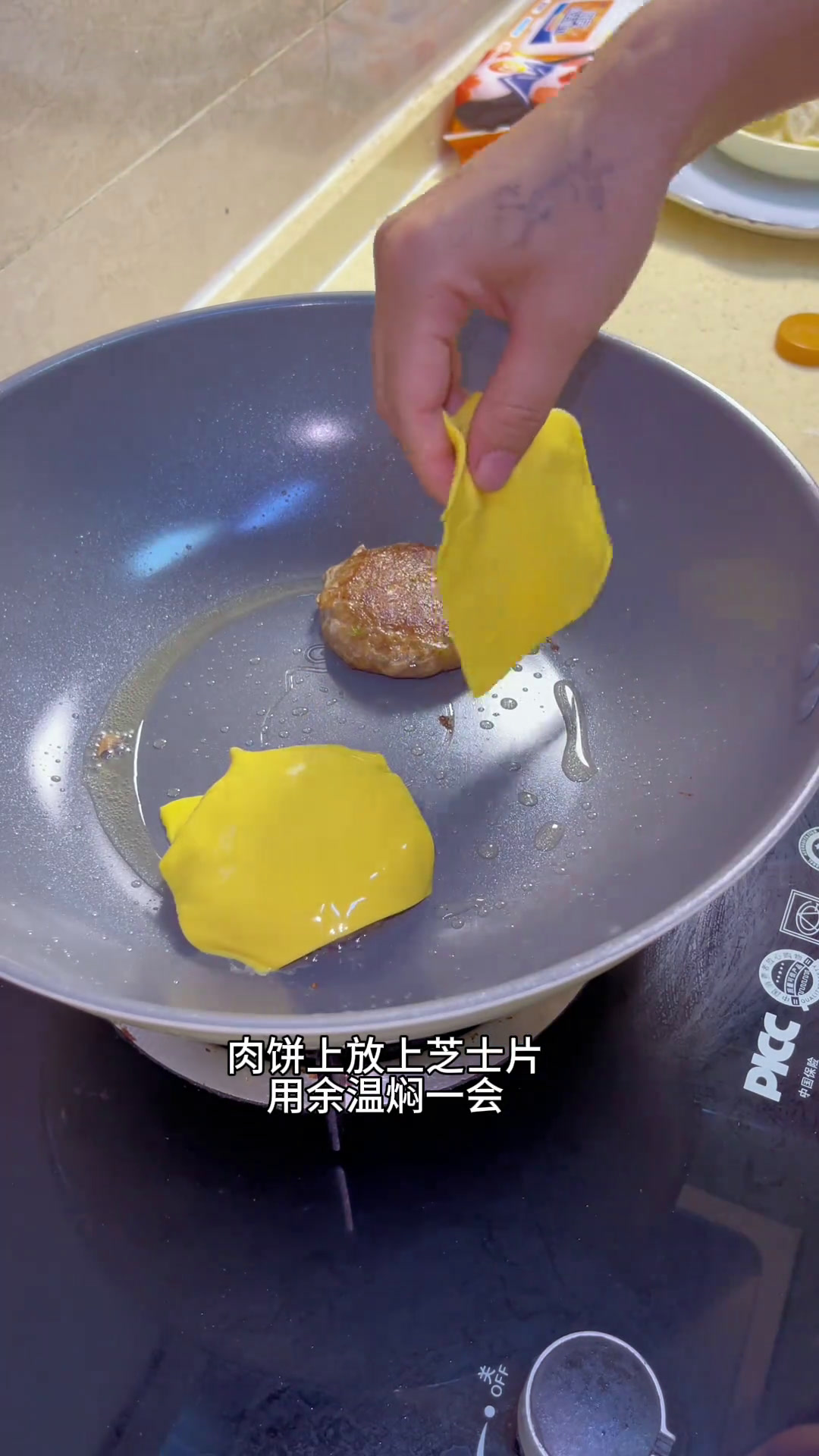 90年在出租屋一个人照顾两个孩子和脑梗不能自理的妈妈,等熬过了这段无人问津的日子,才配拥有