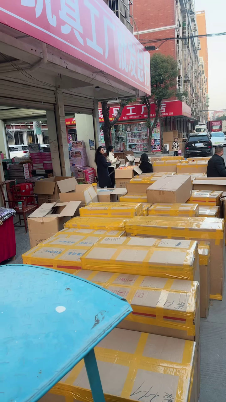 精品盒装玩具,发光玩具正在配货打包中