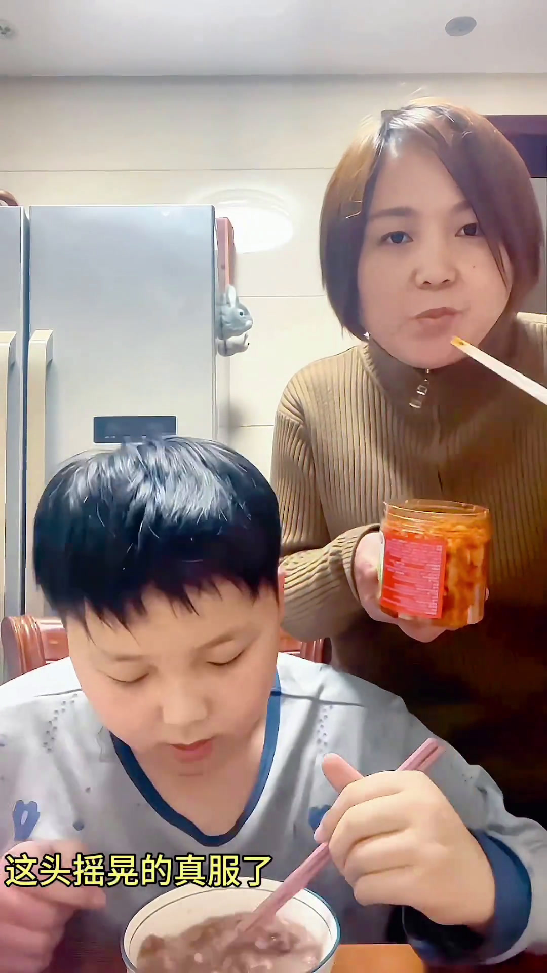 这一家人吃相太难看太丢人,嘎嘣脆确实是好吃好吃到停不下来妈呀太香了记录真实生活萝卜干