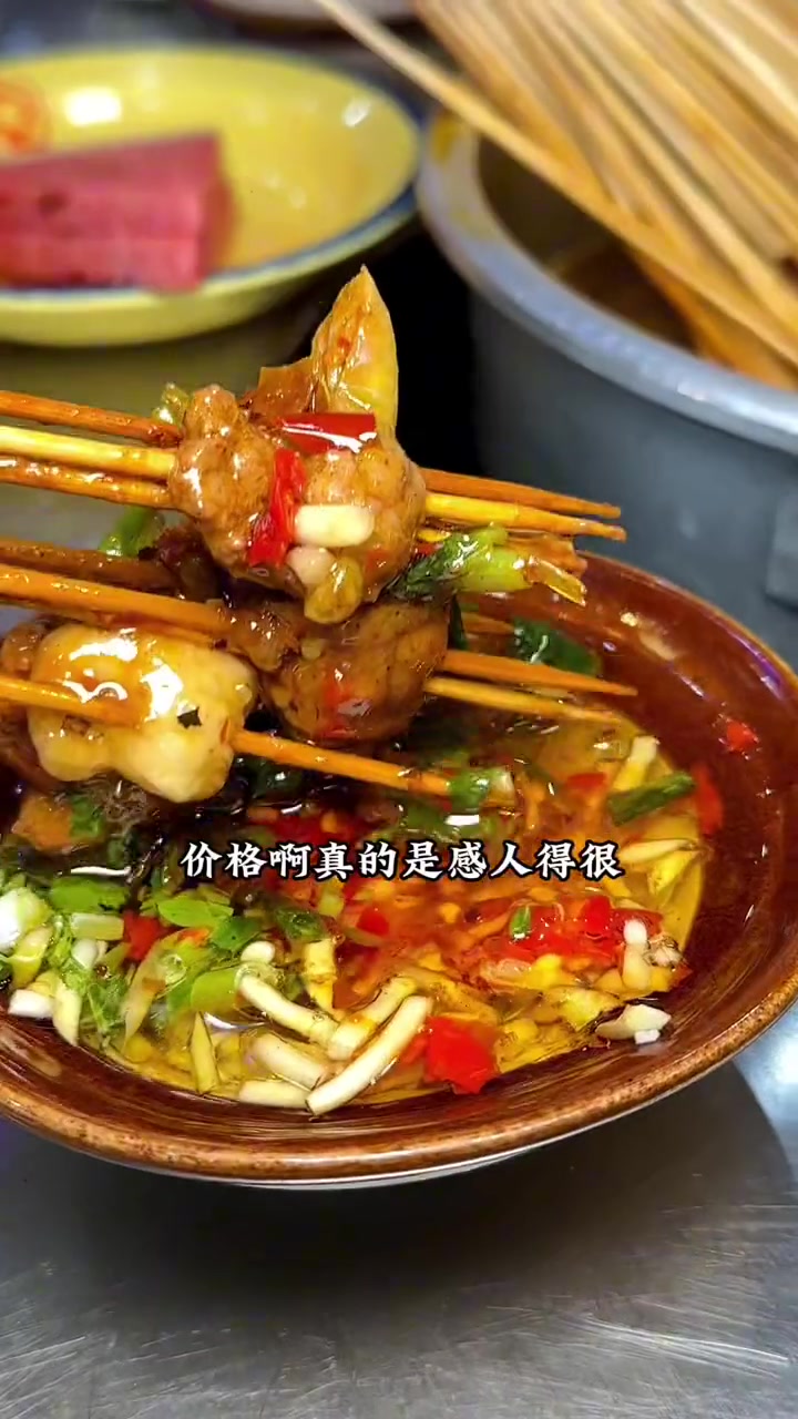 在贵阳想吃一顿正宗的串串,那可以来他家炫串串的正确方式撸串儿约起来爱就是一起吃好多好多顿饭
