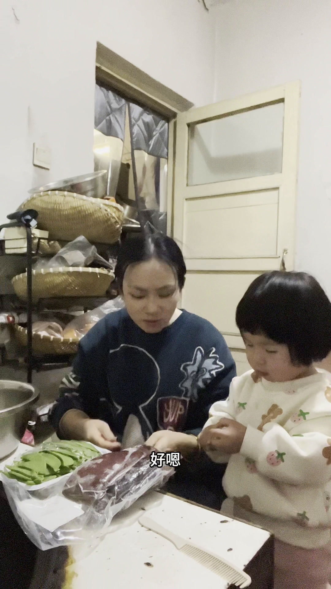 今天做腊肉炒豌豆片,这个视频是宝宝拍的哦!不信大家认真看视频