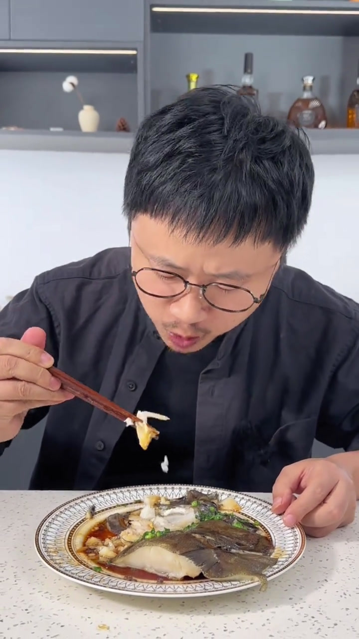 格陵兰鲽鱼头没有腥味。略贵但真的不一样,肉质特别鲜嫩肥厚,胶质软糯,去鳃再蒸,没有一丝腥味