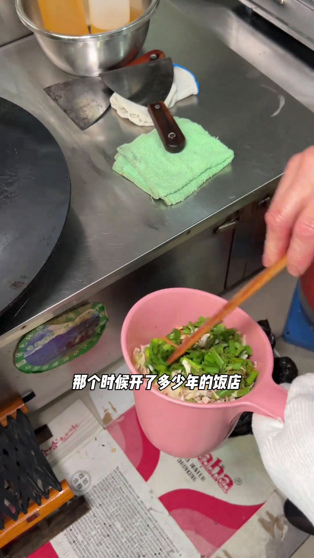 河东有一家菜煎饼小店,让很多罗庄的、南坊的驱车十多公里开吃～真的是口口香!临沂美食特色小吃