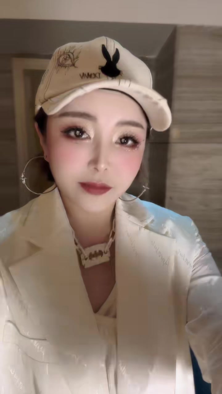 女歌手品尝完美食后,来表演一个舞台消食运动吧