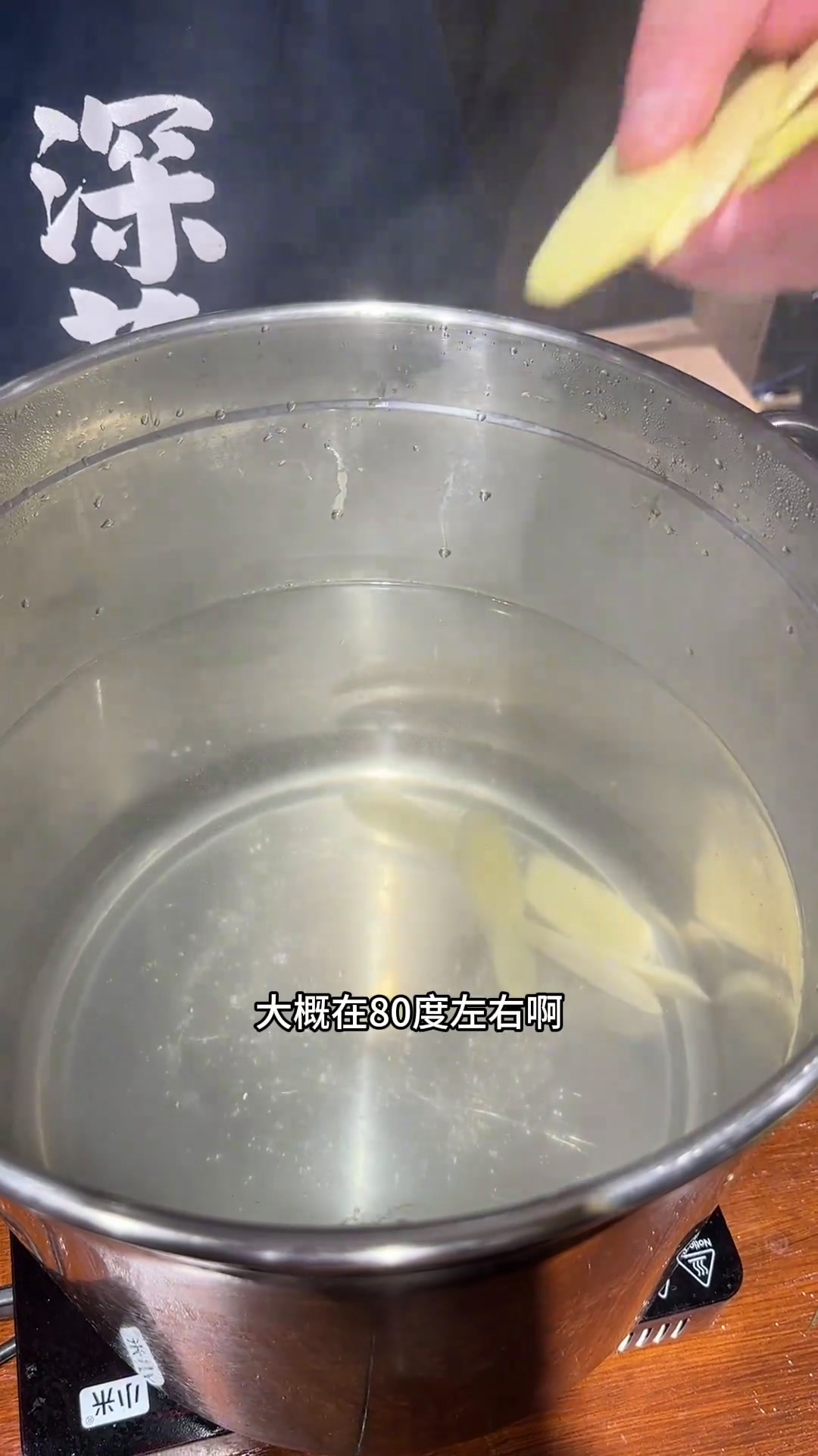 白切鸡,也是老杭州当家冷菜,需当天活杀现做,最佳