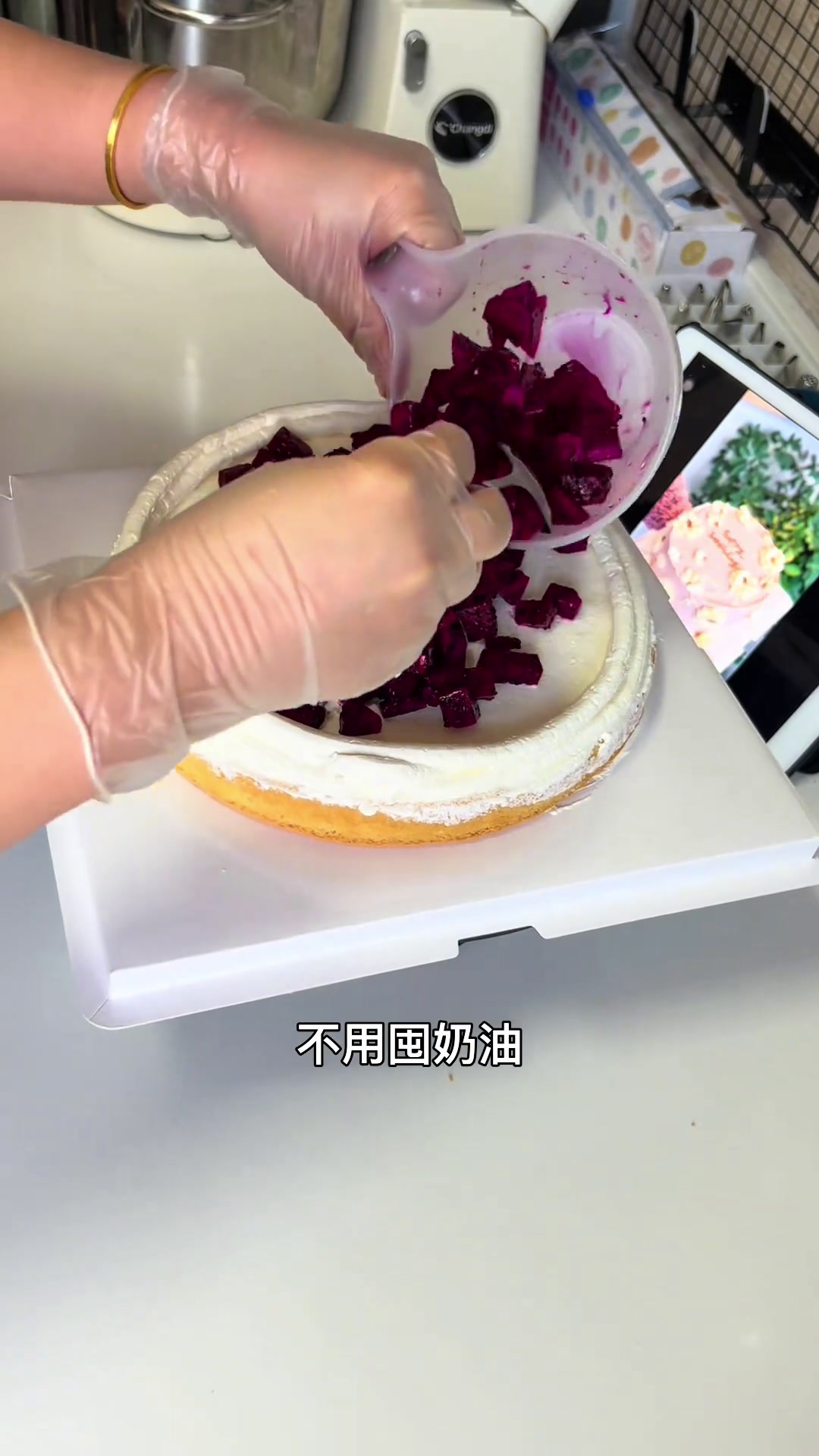 姐妹们,十寸奶油霜裱花蛋糕,和奶油霜制作分享,奶油霜做法简单,这种裱花蛋糕,女生都很喜欢烘
