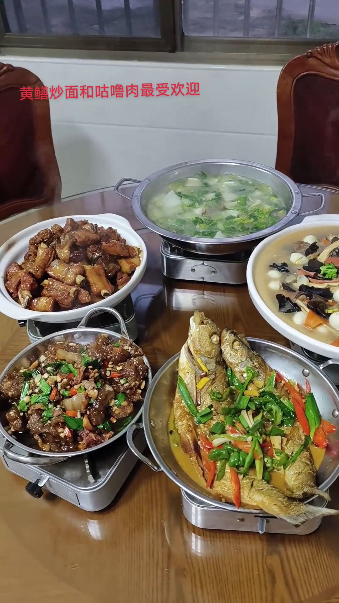 昨天有点忙,点餐的不算,上门吃的有3桌,其中一个顾客快五点了说要加个黄鳝炒面,呀!忙的做好