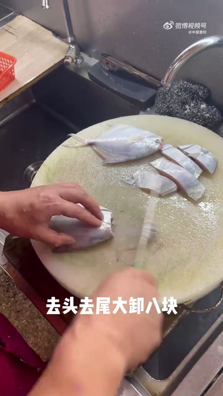 1分钟,教你夜排档人气秘制菜鲳鱼粉丝汤,鲜嫩的鲳鱼入口即化,粉丝吸饱了鲜美的汤汁,每一口都