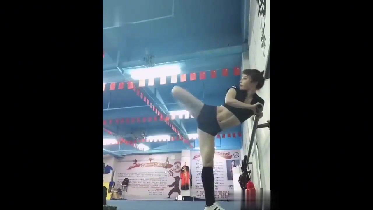 肌肉爆棚的中国女金刚芭比，娇嫩面容下是世界第一肌肉女！