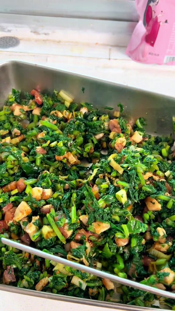 菜粑粑,凉水面菜包子,一种菜做了两种饭,搭配国宴豆浆,炸马步鱼……老隋头说我不嫌乎费事……