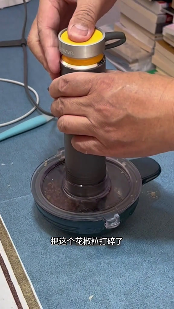 这个水煮鱼的做法,还是老邓二十几年前,看一个访谈节目,和一个川菜大师学的,传统的做法,和现