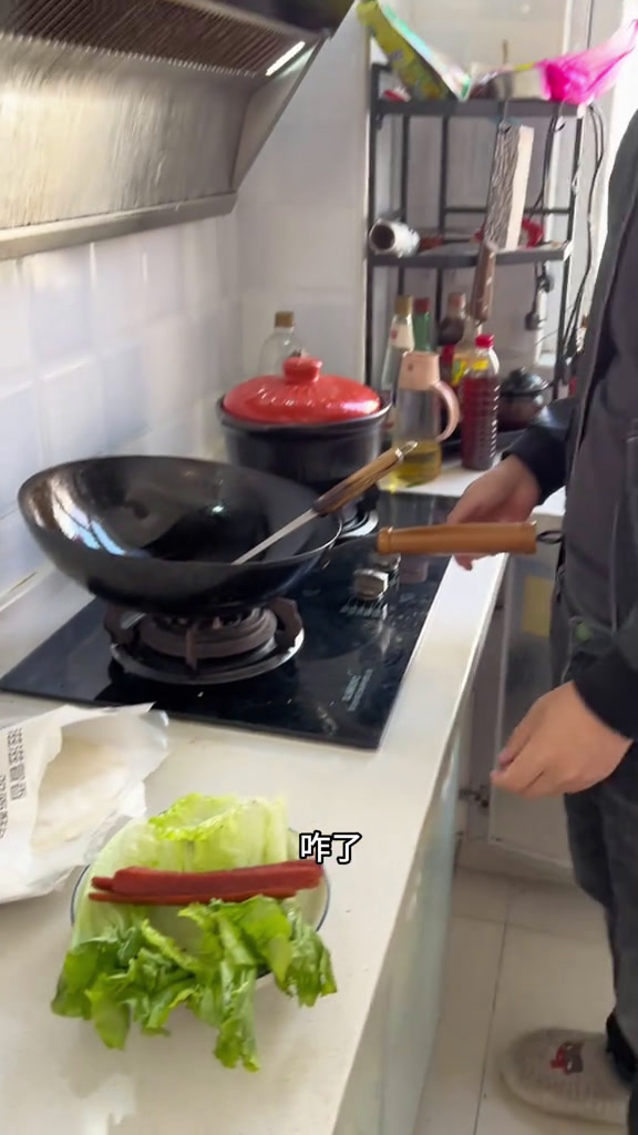 早晨在家里不知道到吃什么的,可以试试这个手抓饼,简单方便,在放点喜欢吃的配菜就行,大人小孩