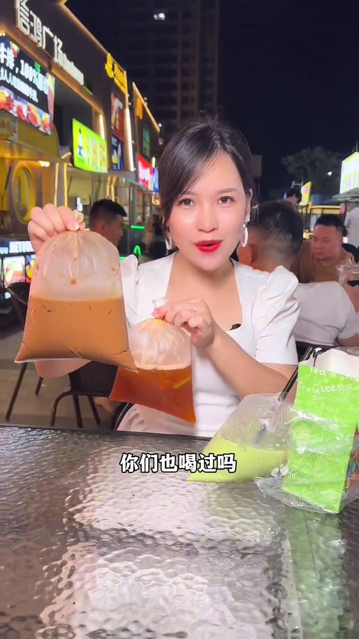 原来在园洲也有一家不错的老挝冰咖啡泰式奶茶!用塑料袋装的好特别!附近的朋友快去试试吧!夏日