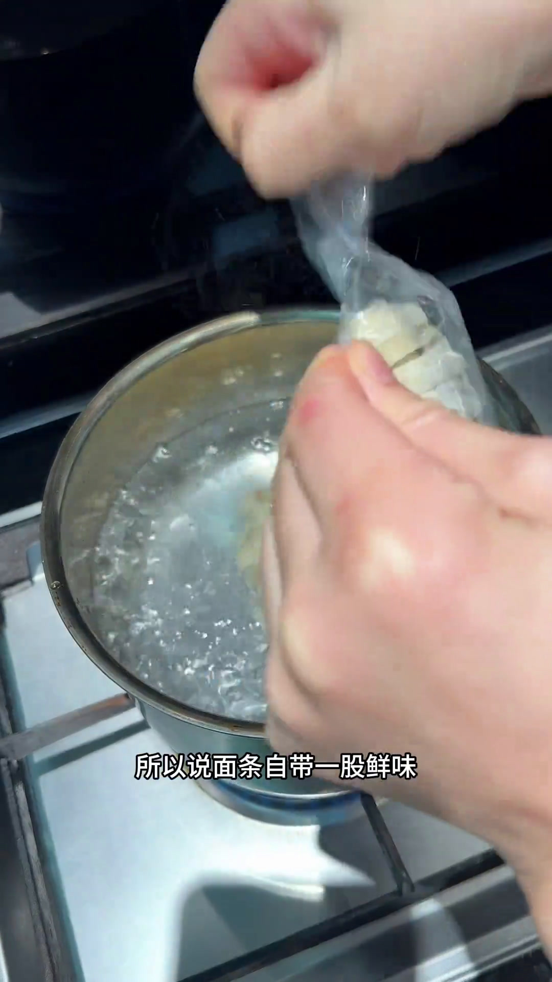 福州鱼面跟鱼丸一样,都是用鱼糜跟淀粉做出来的,面条Q弹带着鱼肉的鲜味,煮汤炒着吃都很好吃鱼