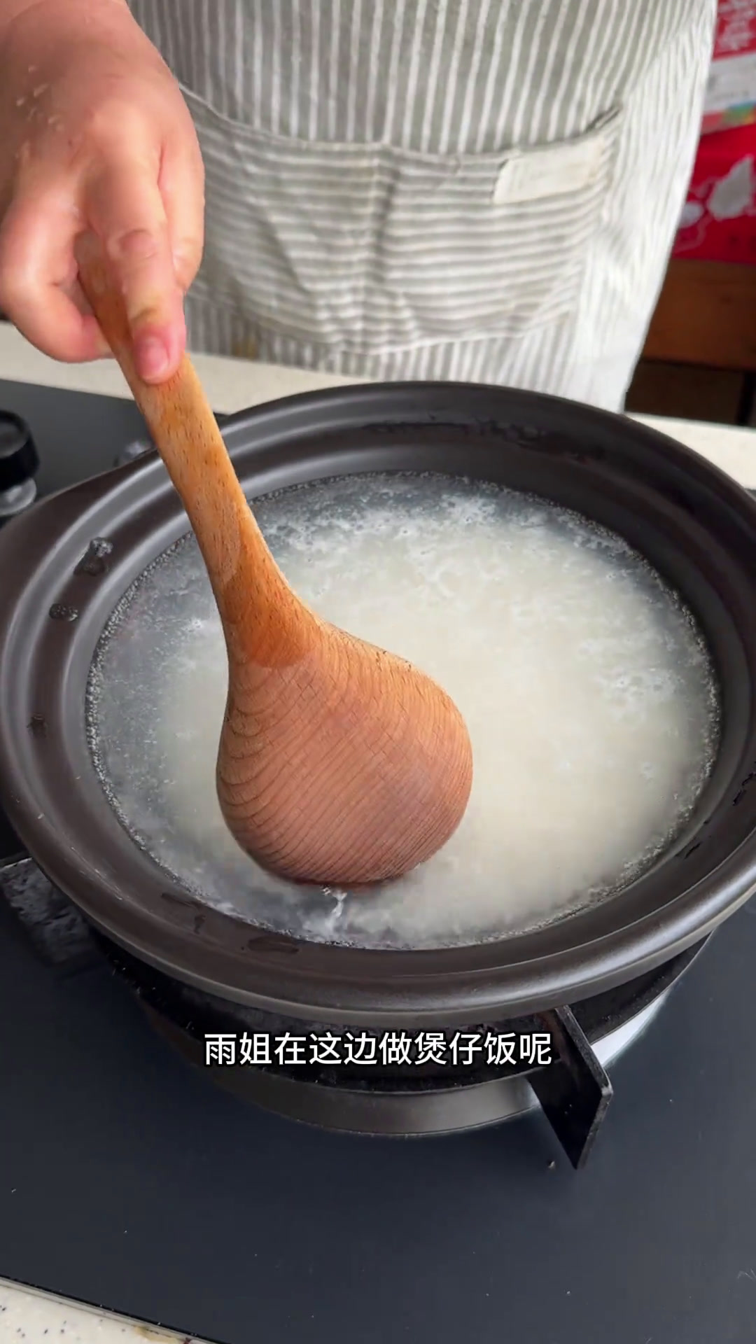 雨姐今天做的这个干锅鸡也太香了,这还哪儿用得着去外面吃,在家里半只鸡可以做一大盘,麻辣鲜香