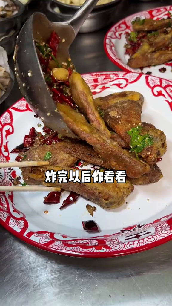 他家的鸭头是真的很好吃!而且只要29.9一盘还有49.9代100的代金券可以叠加使用真的太