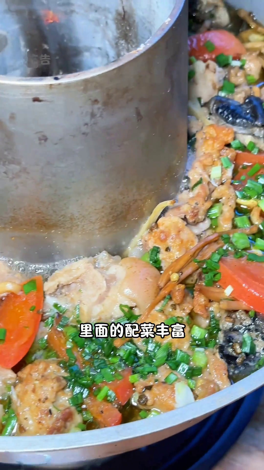 天气转凉真的很适合来茶山烤牛肉串吃上一份热气腾腾的农家手工土火锅再整点小烧烤!烤牛肉串茶山
