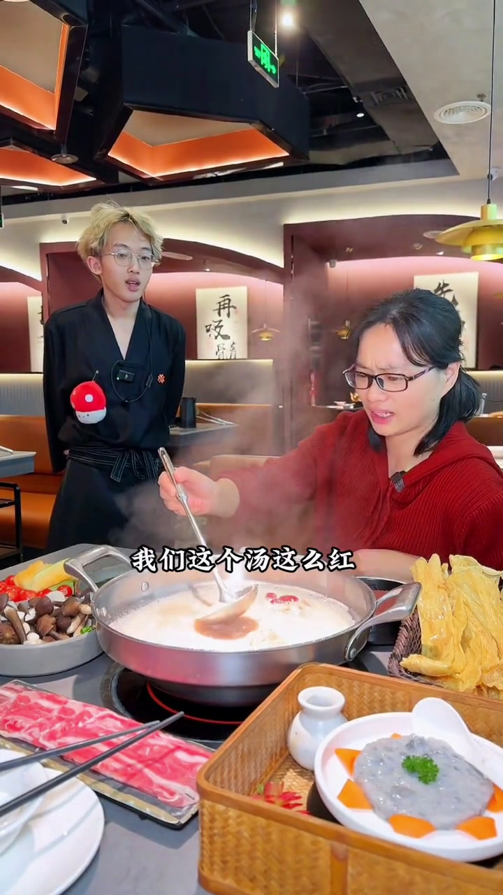 开锅先喝一碗汤,品尝红菇锅的鲜美口感,营养又滋补,红菇锅上新!骨之味又红啦!骨之味骨之味筒