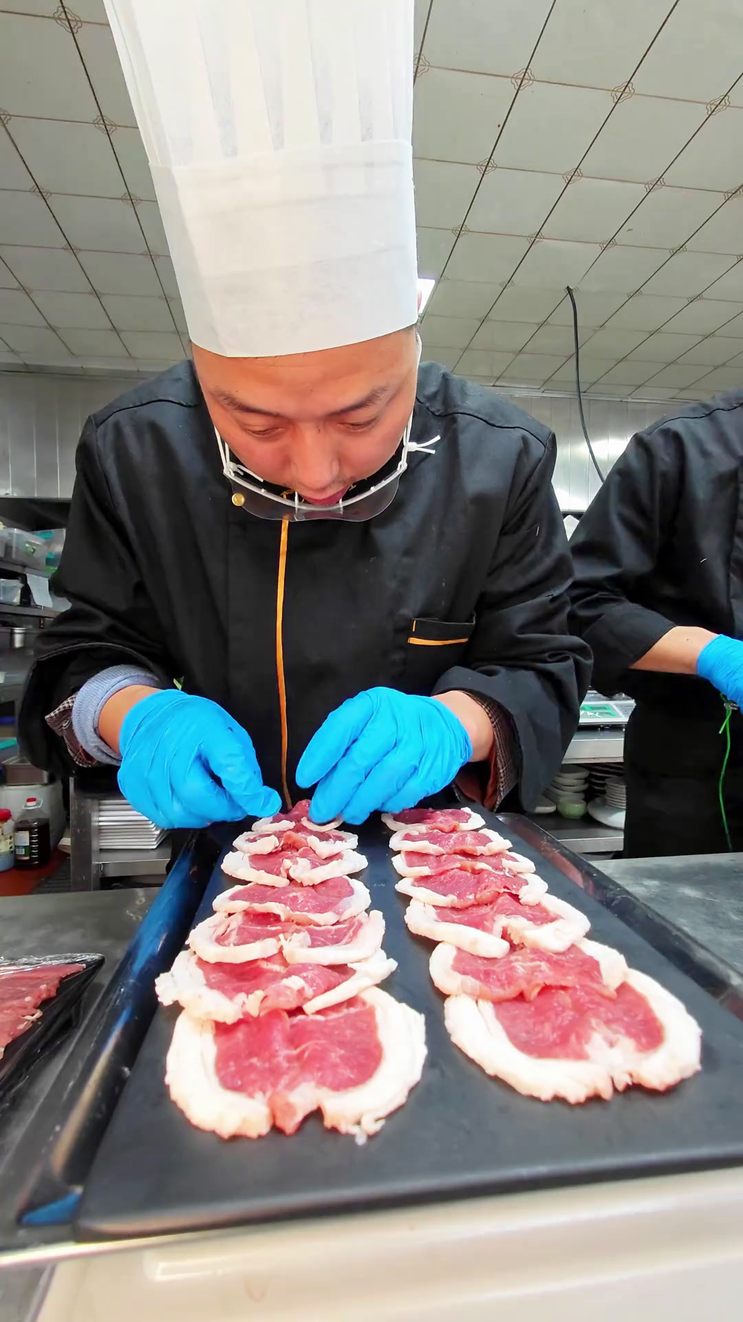 吃个新疆全羊火锅,阿勒泰的羊肉很适合涮火锅肉不膻,夏天羊在牧场吃着百草,喝着山泉水,看看全