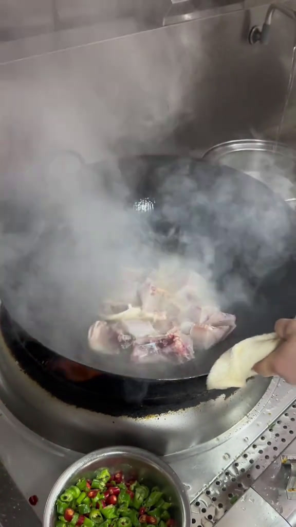 今天做一道我们宁都大块鱼,配上本家郭有才的诺言美食
